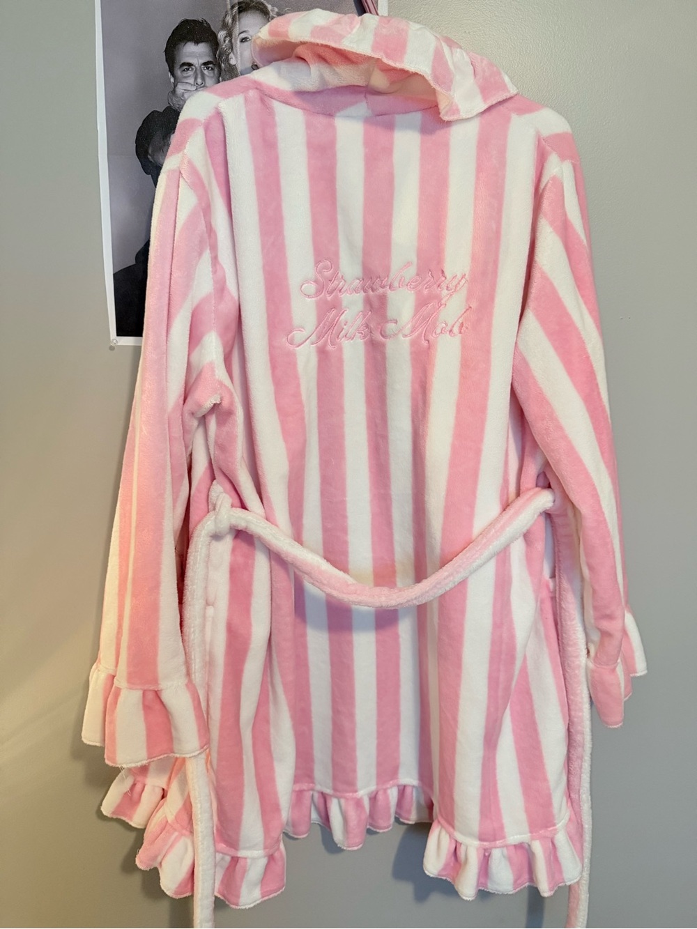 Strawberry Milk Mob Robe - Picture 4 of 5